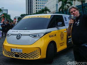 Rainer Zietlow Menembus Lima Benua dengan Mobil Listrik VW Rainer Zietlow Menembus Lima Benua dengan Mobil Listrik VW