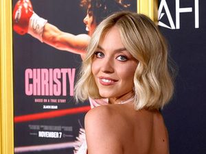 Sydney Sweeney Tampil Mengejutkan dengan Gaya Rambut Baru di Karpet Merah Sydney Sweeney Tampil Mengejutkan dengan Gaya Rambut Baru di Karpet Merah