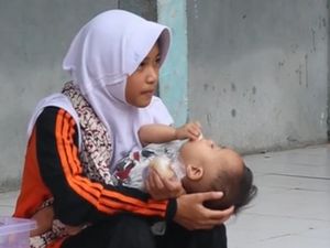 Kisah Zulfa, Pelajar Garut yang Sekolah Sambil Jualan dan Gendong Adik Kisah Zulfa, Pelajar Garut yang Sekolah Sambil Jualan dan Gendong Adik