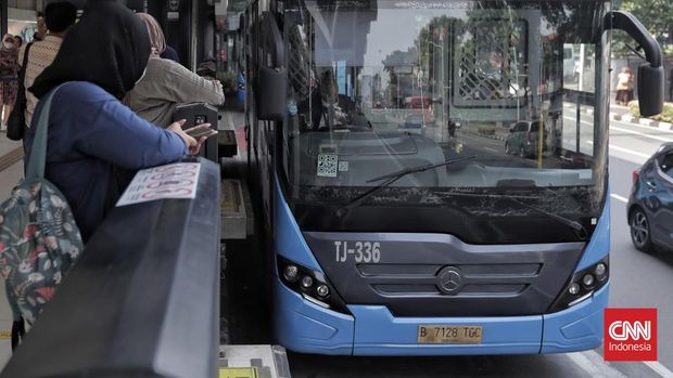 Sejumlah warga menggunakan transportasi publik bus Transjakarta di Halte CSW, Jakarta, Rabu, 29 Oktober 2025. (CNN Indonesia/Adhi Wicaksono)