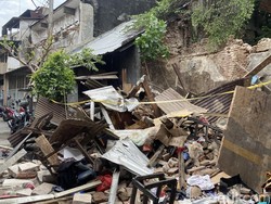 Rumah di Kawasan Pecinan Semarang Roboh, 1 Penghuni Tewas Rumah di Kawasan Pecinan Semarang Roboh, 1 Penghuni Tewas