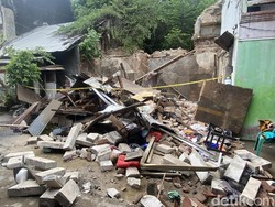 Detik-detik Evakuasi Dramatis 4 Penghuni Rumah Roboh di Pecinan Semarang Detik-detik Evakuasi Dramatis 4 Penghuni Rumah Roboh di Pecinan Semarang