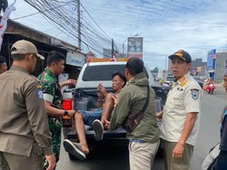 Satpol PP Amankan ODGJ di Pandeglang Ngamuk-Rusak Mobil Warga Satpol PP Amankan ODGJ di Pandeglang Ngamuk-Rusak Mobil Warga