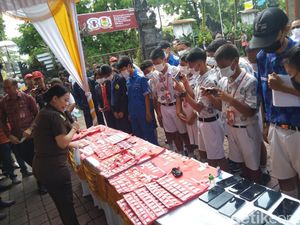 Siswa di Tabanan Antusias Saksikan Pemusnahan Barang Bukti Narkotika Siswa di Tabanan Antusias Saksikan Pemusnahan Barang Bukti Narkotika