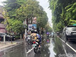 Hujan Deras di Surabaya Siang Ini, Waspada Genangan-Pohon Tumbang