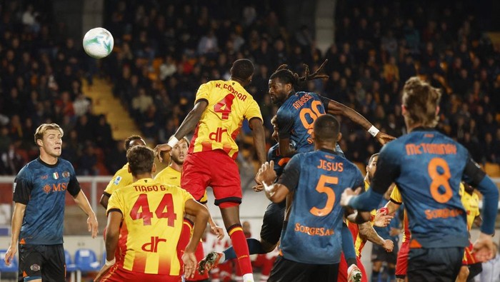 SOCCER-ITALY-LEC-NAP/ Soccer Football - Serie A - Lecce v Napoli - Stadio Via del mare, Lecce, Italy - October 28, 2025 Napolis Frank Anguissa scores their first goal REUTERS/Alessandro Garofalo