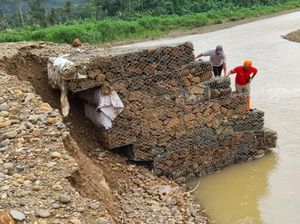 Baru Dibangun Tanggul Sungai Trenggalek Ambrol Dihantam Banjir Baru Dibangun Tanggul Sungai Trenggalek Ambrol Dihantam Banjir