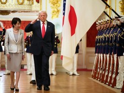 Momen Trump Bingung Saat Seremoni Penyambutan di Jepang