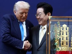 Trump Dapat Hadiah Mahkota Emas dari Korsel Trump Dapat Hadiah Mahkota Emas dari Korsel