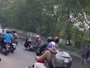 Viral Motor-motor Jatuh Imbas Tumpahan Minyak Truk Terguling di Jaktim
