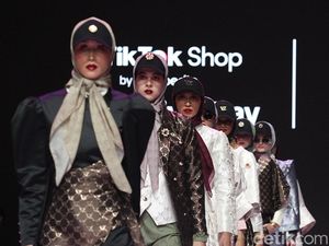 Vivi Zubedi Keluar dari Zona Nyaman, Rilis Busana Earth Tone di JFW 2026