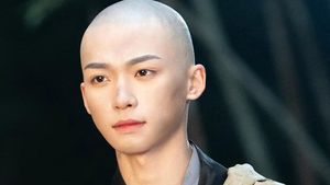 7 Foto Aktor Dracin Zi Yu yang Viral Karena Ganteng Tampil Botak