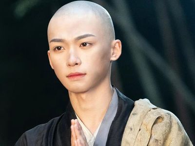 7 Foto Aktor Dracin Zi Yu yang Viral Karena Ganteng Tampil Botak