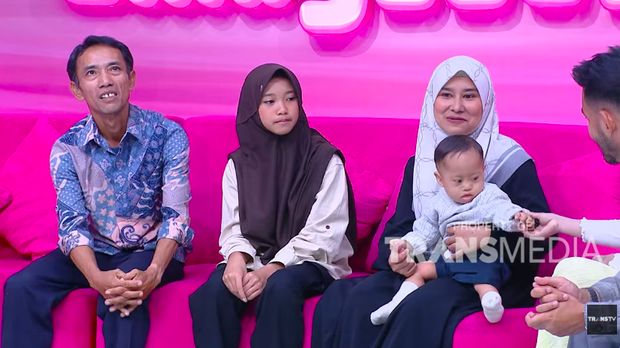 Zulfa Bocah SMP Garut Bawa Adik ke Sekolah Zulfa Bocah SMP Garut Bawa Adik ke Sekolah