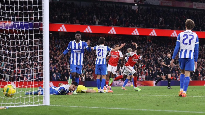 2243508325 LONDON, ENGLAND - OCTOBER 29: Bukayo Saka of Arsenal starts to celebrate scoring their 2nd goal as the ball hits the side netting during the Carabao Cup Fourth Round match between Arsenal and Brighton & Hove Albion at Emirates Stadium on October 29, 2025 in London, England. (Photo by Jacques Feeney/Offside/Offside via Getty Images)