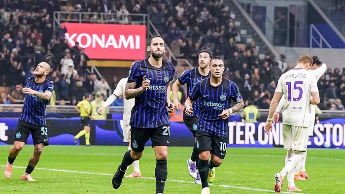 MILAN, ITALY - OCTOBER 29: Hakan Calhanoglu of Inter celebrates the third team goal during the Serie A match between FC Internazionale and ACF Fiorentina at Giuseppe Meazza Stadium on October 29, 2025 in Milan, Italy. (Photo by Daniela Porcelli/Sports Press Photo/Getty Images)