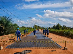 PT OKI Pulp & Paper Mills Bangun Infrastruktur Jalan Pasar Jetty Baung PT OKI Pulp & Paper Mills Bangun Infrastruktur Jalan Pasar Jetty Baung