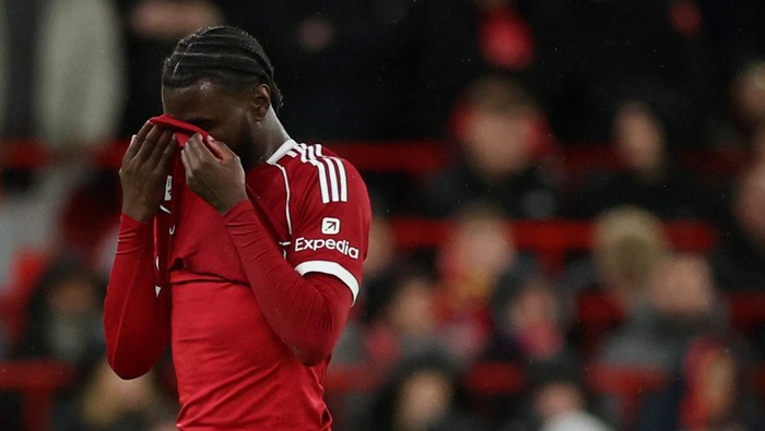 Amara Nallo Soccer Football - Carabao Cup - Fourth Round - Liverpool v Crystal Palace - Anfield, Liverpool, Britain - October 29, 2025 Liverpools Amara Nallo looks dejected as he walks off the pitch after he is shown a red card by referee Craig Pawson REUTERS/Phil Noble EDITORIAL USE ONLY. NO USE WITH UNAUTHORIZED AUDIO, VIDEO, DATA, FIXTURE LISTS, CLUB/LEAGUE LOGOS OR LIVE SERVICES. ONLINE IN-MATCH USE LIMITED TO 120 IMAGES, NO VIDEO EMULATION. NO USE IN BETTING, GAMES OR SINGLE CLUB/LEAGUE/PLAYER PUBLICATIONS. PLEASE CONTACT YOUR ACCOUNT REPRESENTATIVE FOR FURTHER DETAILS..