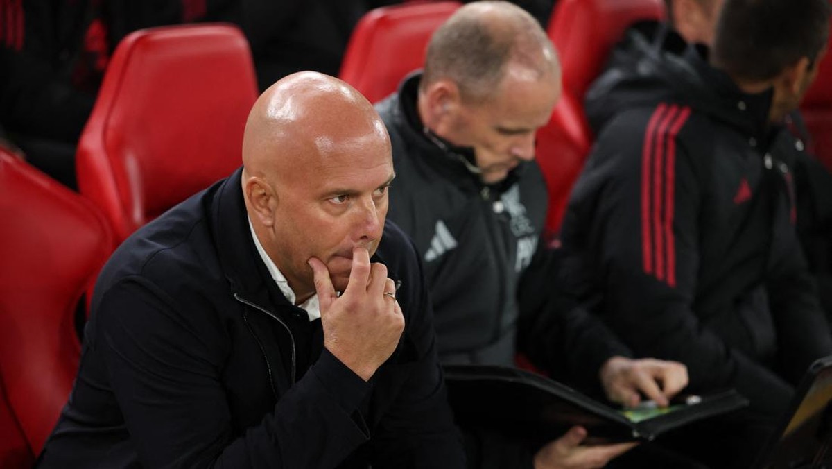 Arne Slot tertekan gak lihat penampilan buruk Liverpool belakangan ini? (REUTERS/Phil Noble)