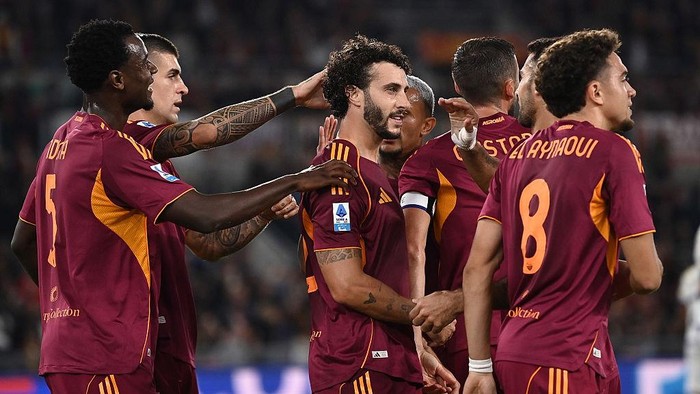 AS Roma ROME, ITALY - OCTOBER 29: Mario Hermoso of Roma celebrates his goal during the Serie A match between AS Roma and Parma Calcio 1913 at Stadio Olimpico on October 29, 2025 in Rome, Italy. (Photo by Image Photo Agency/Getty Images)