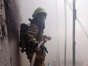 Kebakaran Mes Ruko Bakso di Jakpus Akibat Korslet, Kerugian Rp 200 Juta Kebakaran Mes Ruko Bakso di Jakpus Akibat Korslet, Kerugian Rp 200 Juta