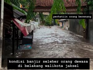 Banjir Tinggi di Petogogan Jaksel, Warga Sebut Tanggul Kali Krukut Jebol Banjir Tinggi di Petogogan Jaksel, Warga Sebut Tanggul Kali Krukut Jebol