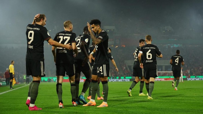 Soccer Football - DFB Cup - Second Round - FC Cologne v Bayern Munich - RheinEnergieStadion, Cologne, Germany - October 29, 2025 Bayern Munichs Harry Kane celebrates scoring their second goal with Luis Diaz REUTERS/Thilo Schmuelgen DFB REGULATIONS PROHIBIT ANY USE OF PHOTOGRAPHS AS IMAGE SEQUENCES AND/OR QUASI-VIDEO.