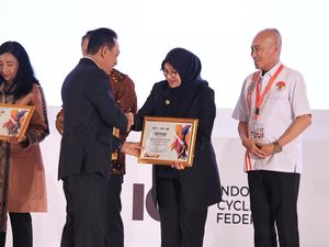 Banyuwangi Raih Penghargaan PB ISSI karena Konsisten Gelar Event Sepeda Banyuwangi Raih Penghargaan PB ISSI karena Konsisten Gelar Event Sepeda