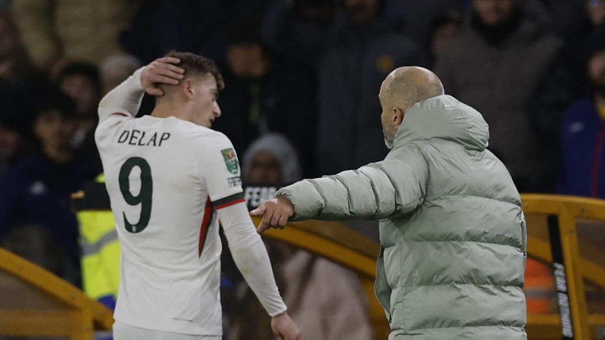 Delap mendapat kartu merah saat menghadapi Wolves. Foto: Action Images via Reuters/Jason Cairnduff