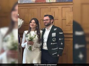 Viral Gaya Unik Pendiri Startup Nikah Pakai Jas Penuh Iklan Logo Sponsor Viral Gaya Unik Pendiri Startup Nikah Pakai Jas Penuh Iklan Logo Sponsor