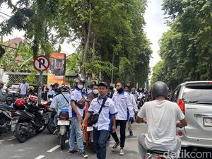 Demo Buruh Bikin Jalan Raya Darmo Padat di Dua Titik, Hati-hati Macet!