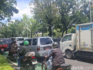 Jalan Medan Merdeka Selatan Jakpus Ditutup Imbas Demo Guru, Lalin Macet Jalan Medan Merdeka Selatan Jakpus Ditutup Imbas Demo Guru, Lalin Macet