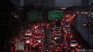 Penampakan Macet Panjang di Jalan TB Simatupang Usai Hujan Mengguyur