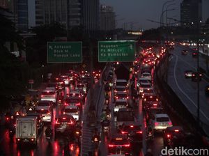 Penampakan Macet Panjang di Jalan TB Simatupang Usai Hujan Mengguyur