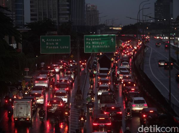 Penampakan Macet Panjang di Jalan TB Simatupang Usai Hujan Mengguyur