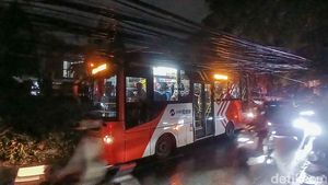 Duh, Tiang Miring di Dharmawangsa X Jaksel Bikin Minitrans Tak Bisa Lewat