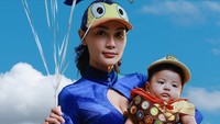 Cute! Erika Carlina Bareng Baby Andrew dan Bravy Cosplay Karakter Film Up Cute! Erika Carlina Bareng Baby Andrew dan Bravy Cosplay Karakter Film Up