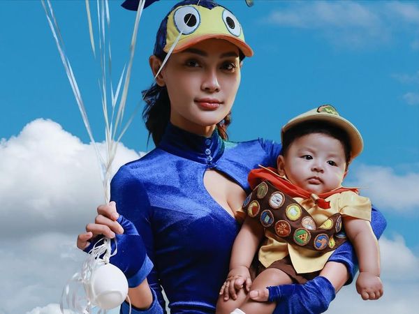 Cute! Erika Carlina Bareng Baby Andrew dan Bravy Cosplay Karakter Film Up