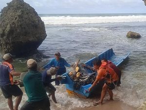 Perahu Terbalik Dihantam Ombak di Pantai Nglolang, 1 Nelayan Hilang Perahu Terbalik Dihantam Ombak di Pantai Nglolang, 1 Nelayan Hilang