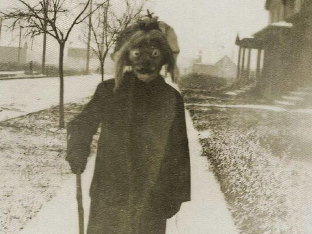 Foto Kostum Halloween Zaman Dulu Ini Menakutkan, Dijamin Bikin Merinding! Foto Kostum Halloween Zaman Dulu Ini Menakutkan, Dijamin Bikin Merinding!