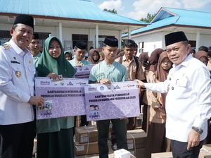 Dorong SDM Unggul, Gubernur Jambi Serahkan Bantuan Dumisake Dorong SDM Unggul, Gubernur Jambi Serahkan Bantuan Dumisake