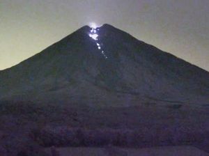 Gunung Semeru Erupsi, Luncurkan 7 Kali Lava Pijar Sejauh 2 Kilometer Gunung Semeru Erupsi, Luncurkan 7 Kali Lava Pijar Sejauh 2 Kilometer