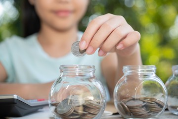 Nggak Tega Lihat Pelanggan Bayar Pakai Koin, Kurir Ini Beri Makanan Gratis