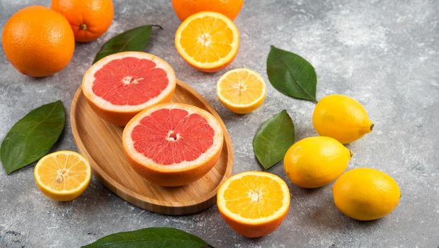 Buah jeruk dan lemon dapat membantu menurunkan kadar asam urat yang tinggi secara alami.