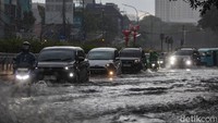 Jalan Arteri Pondok Indah Tergenang, Warga Sampai Dorong Motor