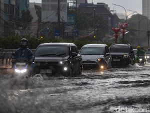 Jalan Arteri Pondok Indah Tergenang, Warga Sampai Dorong Motor