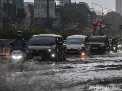 Jalan Arteri Pondok Indah Tergenang, Warga Sampai Dorong Motor