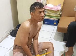 Komarudin Diamankan Warga-Polisi Usai Gagal Jambret HP Wanita di Palembang Komarudin Diamankan Warga-Polisi Usai Gagal Jambret HP Wanita di Palembang