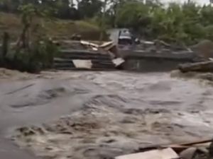 Jembatan di Rajang Pinrang Hanyut Terbawa Banjir, Siswa Batal ke Sekolah Jembatan di Rajang Pinrang Hanyut Terbawa Banjir, Siswa Batal ke Sekolah