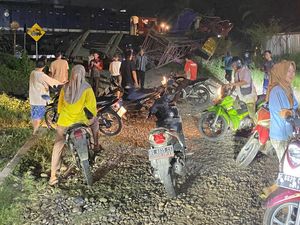 Truk Bawa Crane Ditabrak Kereta Api di Prabumulih Truk Bawa Crane Ditabrak Kereta Api di Prabumulih